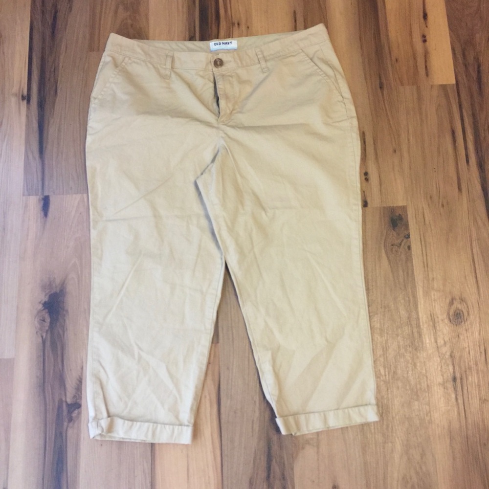 Old Navy tan khaki capri size 14